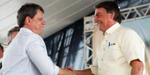 Tarcísio visita Bolsonaro na Papudinha após autorização de Moraes