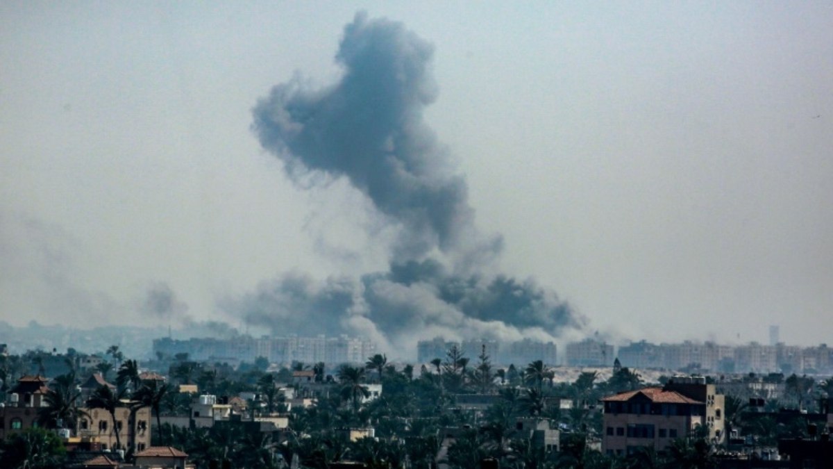 Coluna de fumaça sobe sobre Khan Yunis, no sul da Faixa de Gaza, após um bombardeio israelense, em 17 de agosto de 2024