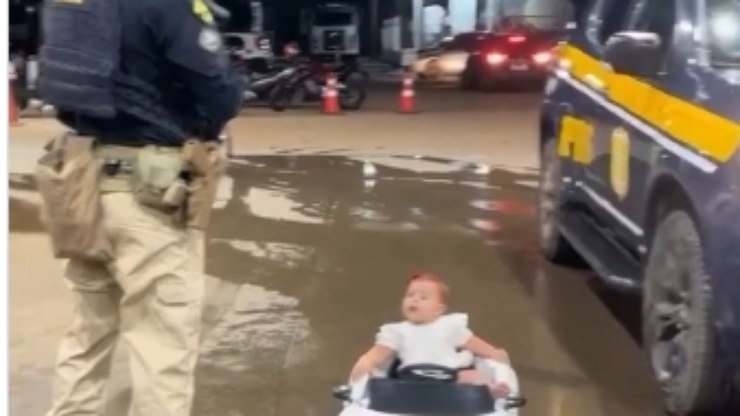 Bebê é “parada” pela PRF em carro elétrico e viraliza