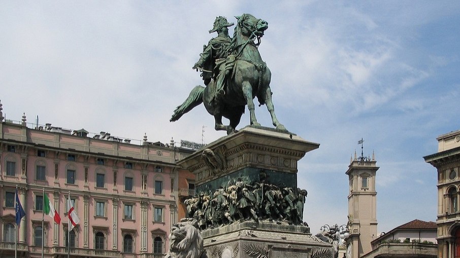 O Monumento Equestre de Vittorio Emanuele II está na Praça da Catedral, em Milão (Itália) e foi inaugurado em 1896