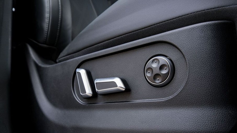 Detalhe dos comandos elétricos de regulagem do banco da GWM Poer P500, equipamento disponível nas configurações mais completas do modelo internacional. Detalhe dos comandos elétricos de regulagem do banco da GWM Poer P500, equipamento disponível nas configurações mais completas do modelo internacional.
