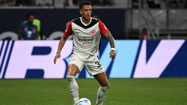 Tuta vibra com classificação histórica do Frankfurt à Champions