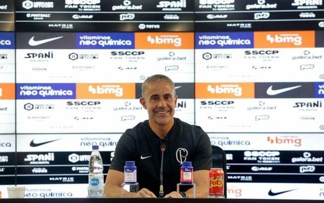 Sylvinho descarta Paulinho como primeiro volante e coloca jogadores acima do esquema tático: 'Vamos aproveitar os atletas'