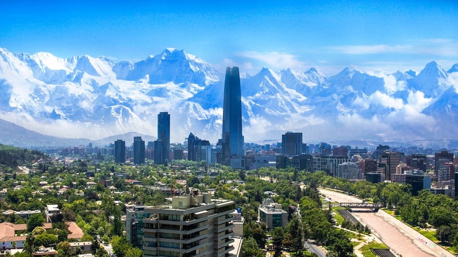 Em meio às montanhas andinas, surge o primeiro dos destinos de férias: a capital do Chile, Santiago