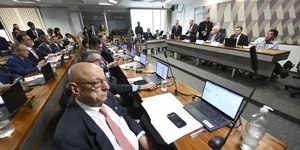 CCJ da Câmara aprova proposta que acaba com escala 6x1