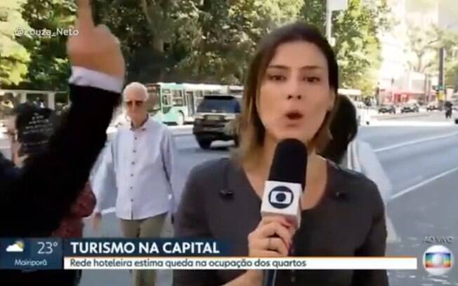 Durante transmissão ao vivo, Michelle Loreto, repórter da Globo, repreende gesto de pedestre