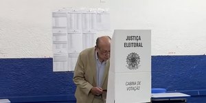Gilmar Mendes vota em Diamantino (MT) com colinha em mãos