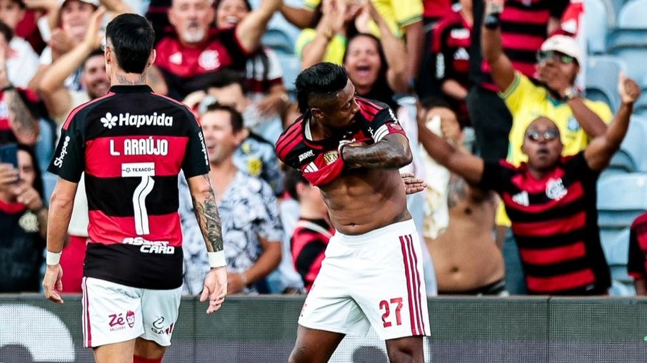 Bruno Henrique mostra tatuagem da Libertadores em amistoso entre Flamengo e River Plate, em Portugal Bruno Henrique mostra tatuagem da Libertadores em amistoso entre Flamengo e River Plate, em Portugal