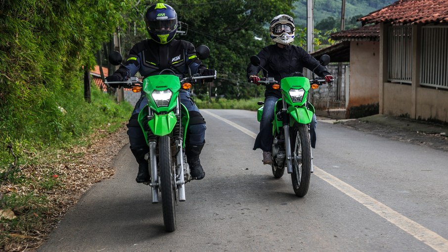 Família KLX230 2027 chega ao Brasil em três versões com propostas que vão do uso cotidiano ao off-road recreativo. Família KLX230 2027 chega ao Brasil em três versões com propostas que vão do uso cotidiano ao off-road recreativo.