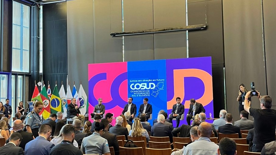 Da esquerda para a direita: o governador de Minas Gerais, Romeu Zema (Novo), o governador do Rio de Janeiro, Cláudio Castro (PL), o governador de São Paulo, Tarcísio de Freitas (Republicanos), o deputado federal Dr. Luizinho (PP-RJ) e o secretário de Segurança de São Paulo, Capitão Derrite (PL), durante o segundo painel do Cosud.