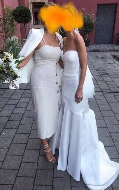 Convidada é criticada na web por usar roupa branca em casamento e segurar buquê da noiva ao posar para foto