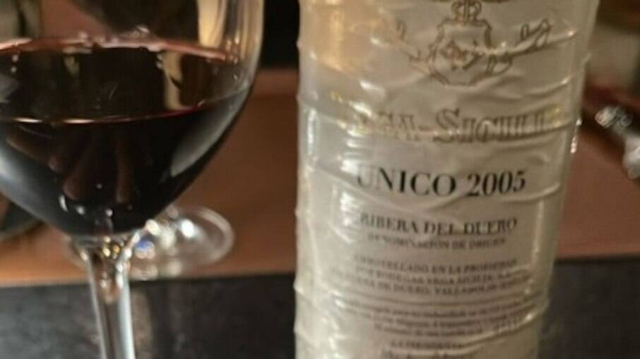 Jogador postou nas redes foto da garrafa de vinho