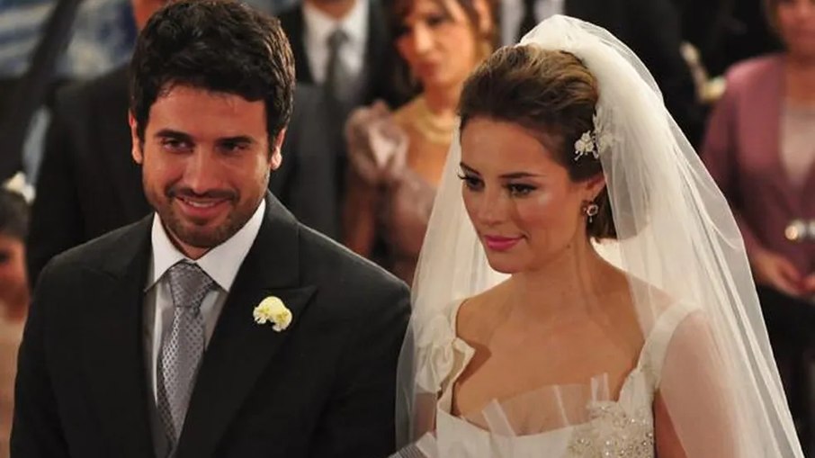 Pedro (Eriberto Leão) e Marina (Paolla Oliveira) se casam, em Insensato Coração