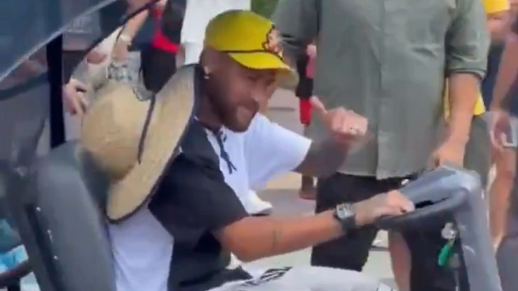 Neymar é visto em parque de diversões nos EUA após eliminação