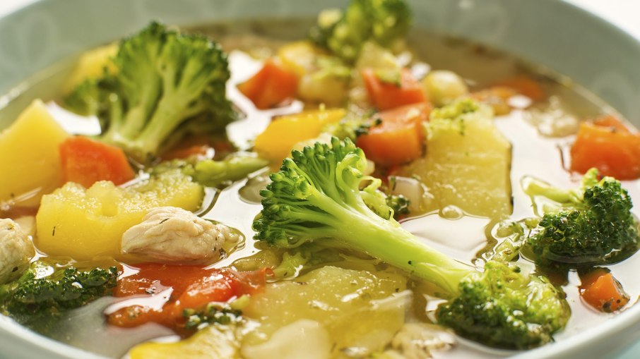 Sopa de legumes com frango 