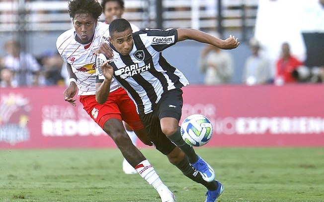 Victor Sá em disputa de bola com jogador do Bragantino - Foto: Divulgação Vitor_Silva/Botafogo F.R.