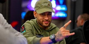 Poupado pelo Santos, Neymar participa de torneio de poker em SP