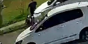 Motorista atropela homem cego e cão-guia na calçada e foge