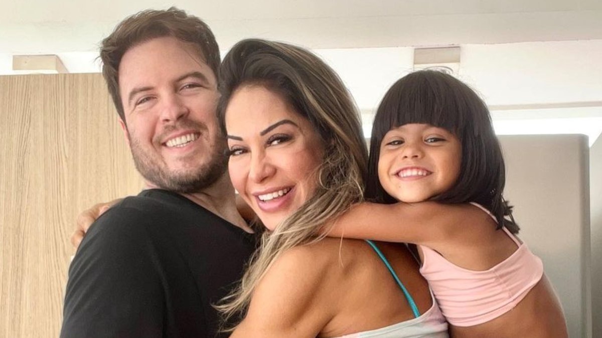 Maíra Cardi publica fotos com o namorado e a filha: 'Felicidade'