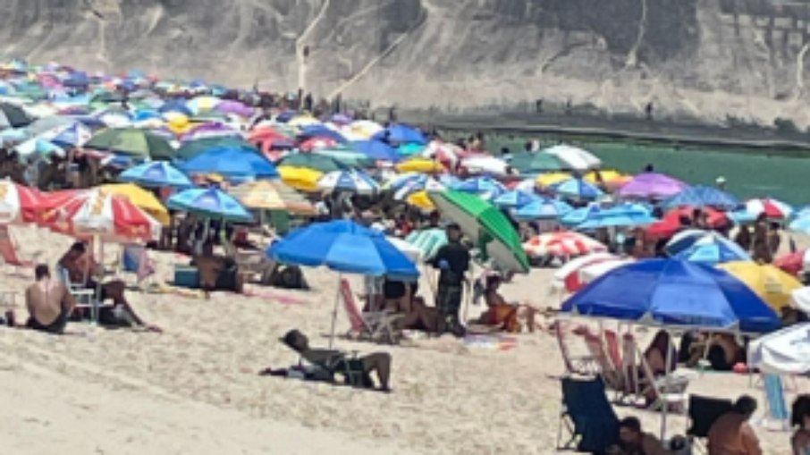 Praia de Itacoatiara é uma das mais acessadas em dias de calor em Niterói Praia de Itacoatiara é uma das mais acessadas em dias de calor em Niterói