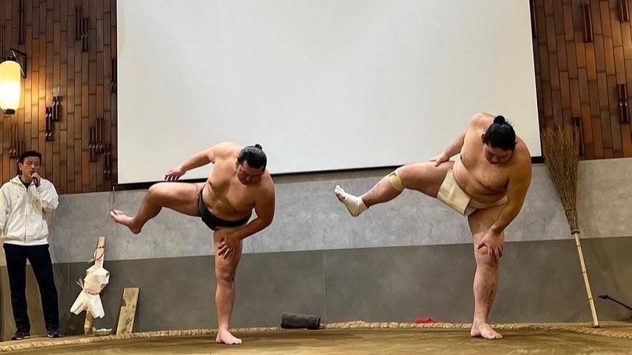 Lutadores de sumô no restaurante Yokozuna Tonkatsu Dosukoi Tanaka, no Japão