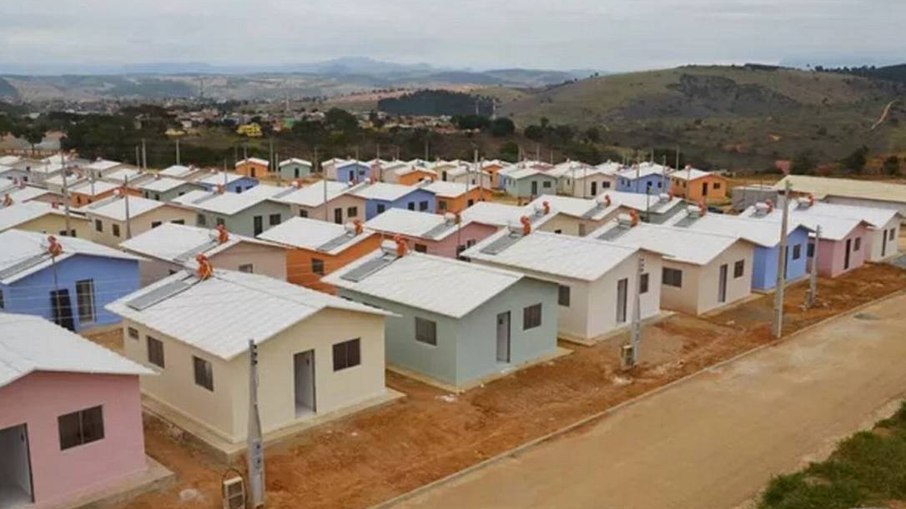 Casas populares construídas em áreas de reforma agrária