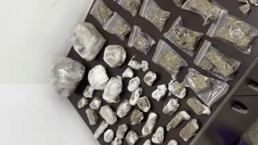 Foram apreendidas 95 porções de cocaína, 159 porções de maconha e 45 porções de dry, além de diversas porções de entorpecentes ainda a granel