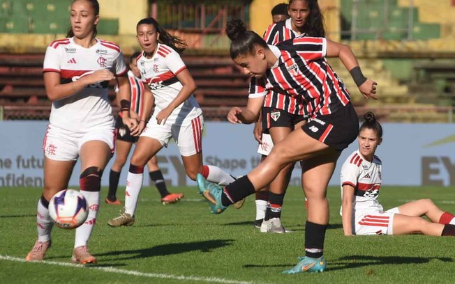 Rubro-negras erguem o trófeu de campeãs após vitória sobre o São Paulo Rubro-negras erguem o trófeu de campeãs após vitória sobre o São Paulo