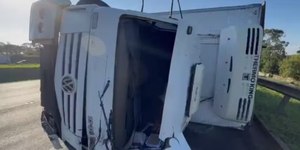 Caminhão com carne tomba e trava a Bandeirantes em Campinas