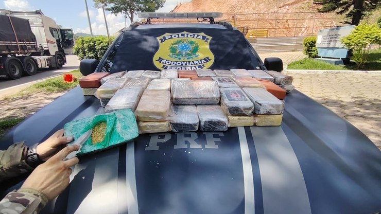 PRF e PF apreendem 53 kg de pasta base de cocaína na Dutra