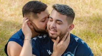 Casal gay é alvo de homofobia após ensaio com camisa de time