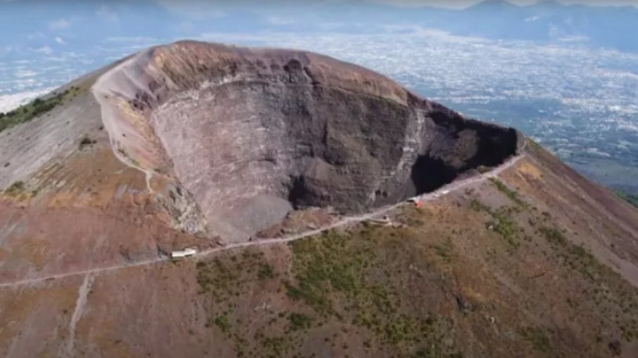 Cratera no topo do Monte Vesúvio possui 300m de profundidade e foi formada na erupção de 1944