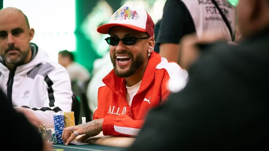 Poupado pelo Santos, Neymar participa de torneio de poker em SP Poupado pelo Santos, Neymar participa de torneio de poker em SP
