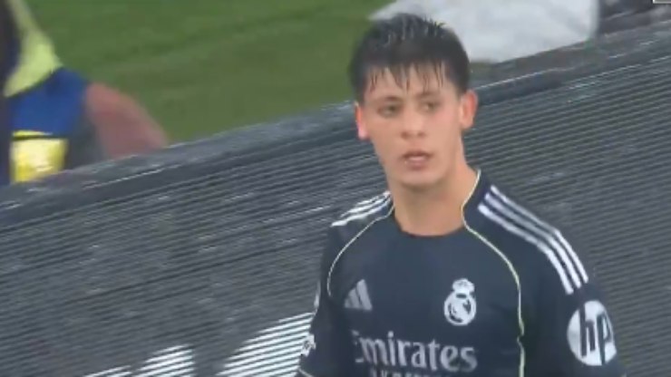 Jogador do Real Madrid dá chilique com Arbeloa após substituição