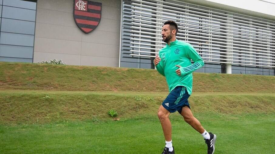 Vídeo. Substituto de Rafinha no Flamengo, Mauricio Isla chega ao Rio