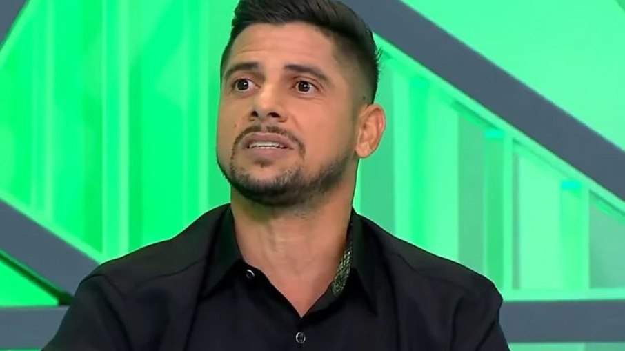 Cicinho provocou a torcida do Corinthians nas redes sociais Cicinho provocou a torcida do Corinthians nas redes sociais