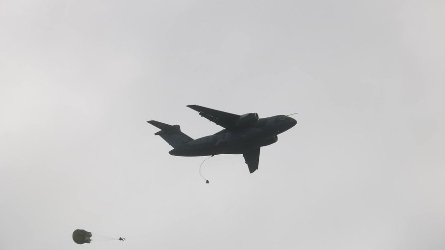 A atividade integrava a Operação Saci 2025 da Brigada de Infantaria Paraquedista, que envolveu cerca de 300 militares em ação conjunta com a Força Aérea Brasileira (FAB). Foto de 2022 A atividade integrava a Operação Saci 2025 da Brigada de Infantaria Paraquedista, que envolveu cerca de 300 militares em ação conjunta com a Força Aérea Brasileira (FAB). Foto de 2022