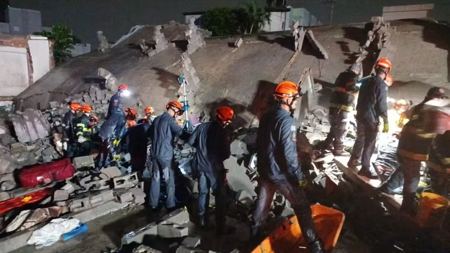 Bombeiros trabalham na busca sob os escombros