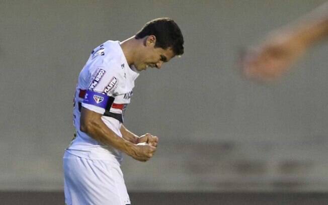 Hernanes comemora gol que deu a vitória ao São Paulo diante do Atlético-GO