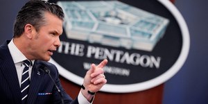 EUA bombardeiam embarcação no Pacífico, pela primeira vez