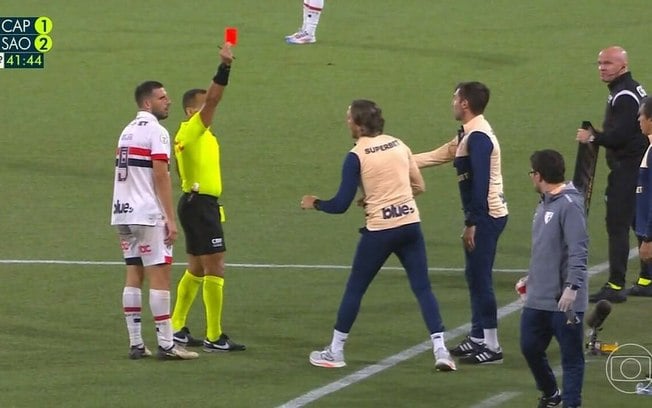 Luis Zubeldía tomou cartão vermelho diante do Athletico na Ligga Arena