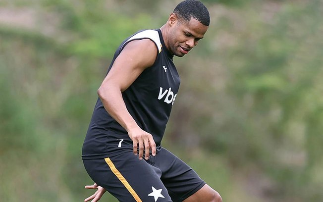 Júnior Santos trabalha duro no Espaço Lonier Júnior Santos trabalha duro no Espaço Lonier