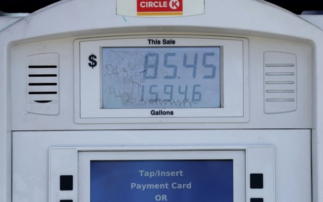 O preço de uma compra de gasolina em San Rafael, Califórnia, em setembro de 2023