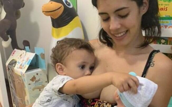 Geórgia, do Rio de Janeiro, postou uma foto amamentando o filho junto com o boneco, mas recebeu algumas críticas