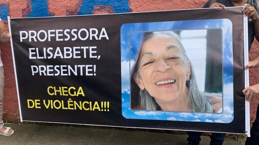 Cartaz em homenagem à professora Elizabeth Tenreiro, de 71 anos, morta em ataque à escola Thomazia Montoro