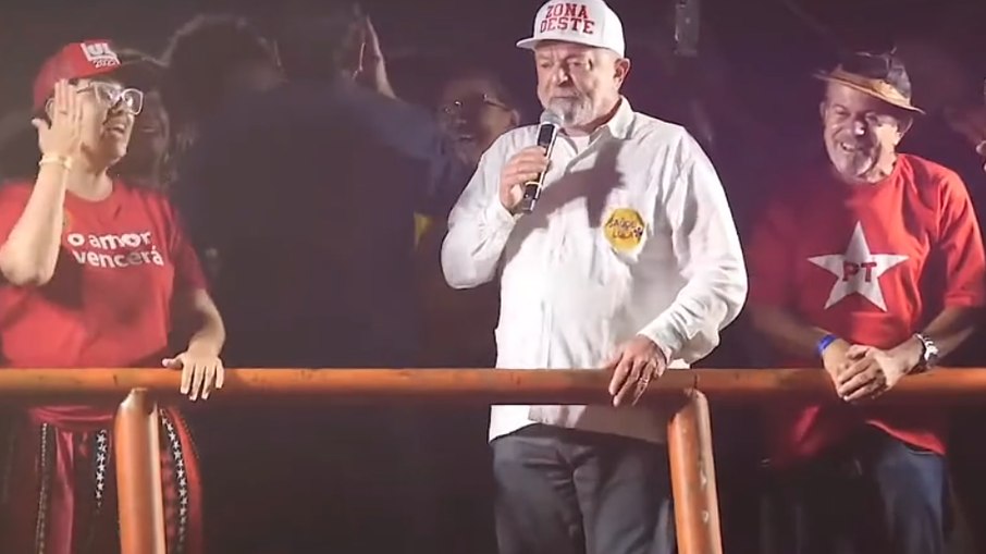 Lula durante comício no Rio de Janeiro