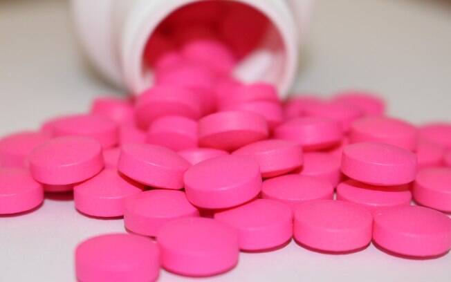 Ibuprofeno está presente em anti-inflamatórios como Alivium e Advil, usado para aliviar dores de cabeça, muscular e febre