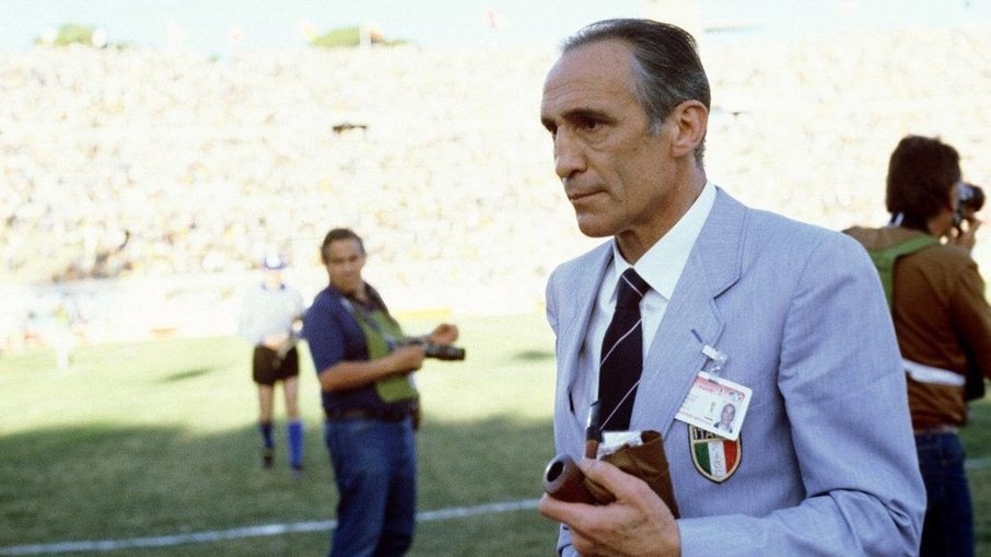 Comandante de 1982, Enzo Bearzot sofreu críticas e foi pressionado durante toda a campanha Comandante de 1982, Enzo Bearzot sofreu críticas e foi pressionado durante toda a campanha