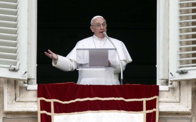 Resultado de imagem para papa francisco na janela