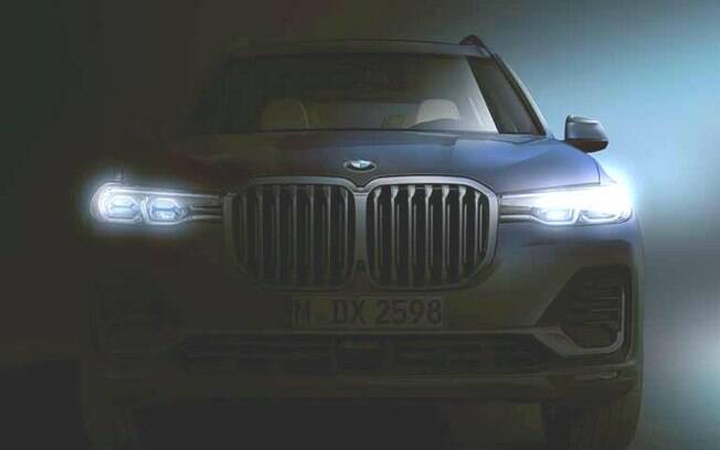 BMW X7: teaser oficial da marca revela ampla grade frontal em contraste com os faróis estreitos do novo SUV grande